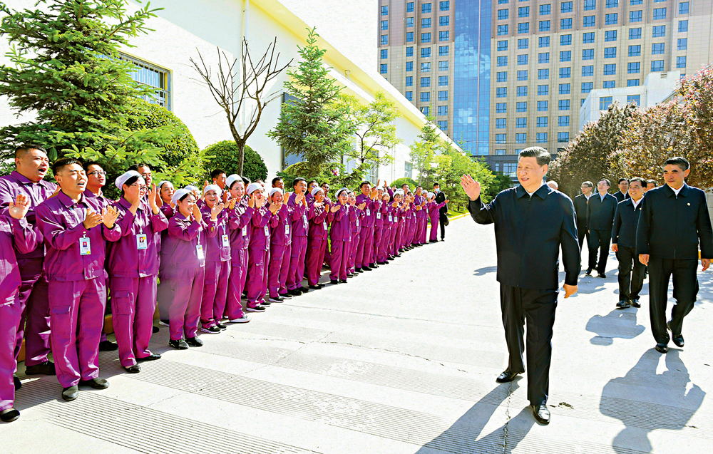 　　圖：習近平7日到西寧市的青海聖源地毯集團有限公司考察，同企業職工親切交流。\新華社