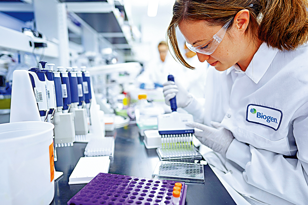 　　圖：渤健公司科學家在馬薩諸塞州實驗室研究阿茲海默症新藥。\資料圖片