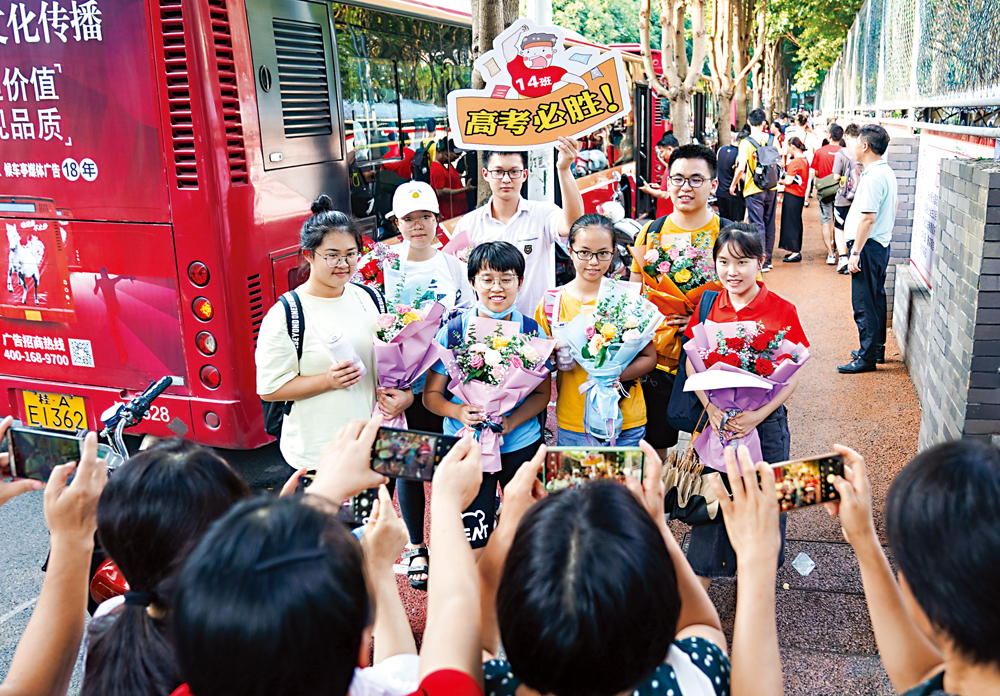 　　圖：6月7日至9日，內地千萬考生經歷了高考。圖為廣西一處考點外，結束考試的考生集體合影。\中新社