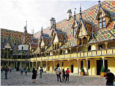 　　圖：法國勃艮第的主宮醫院一景。/作者供圖