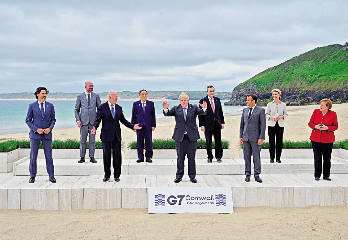 　　圖：G7領袖11日在英國康沃爾郡卡比斯灣合影。/美聯社