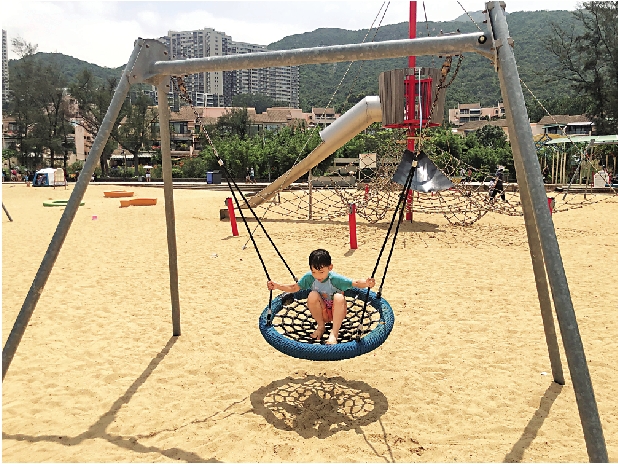 　　圖：位於愉景灣的大白灣沙灘遊樂場，兒童玩樂設施多，包括設計夠特別的圓欖型鞦韆。