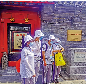 　　圖：端午期間，參觀陳獨秀舊居的民眾絡繹不絕。\大公報記者張帥攝