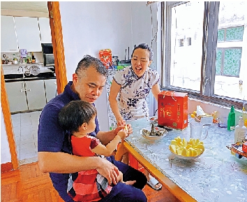 　　圖：居住廣州祈福新邨的港人黃先生說，宅家過端午享受難得的親子時光。/大公報記者胡若璋攝