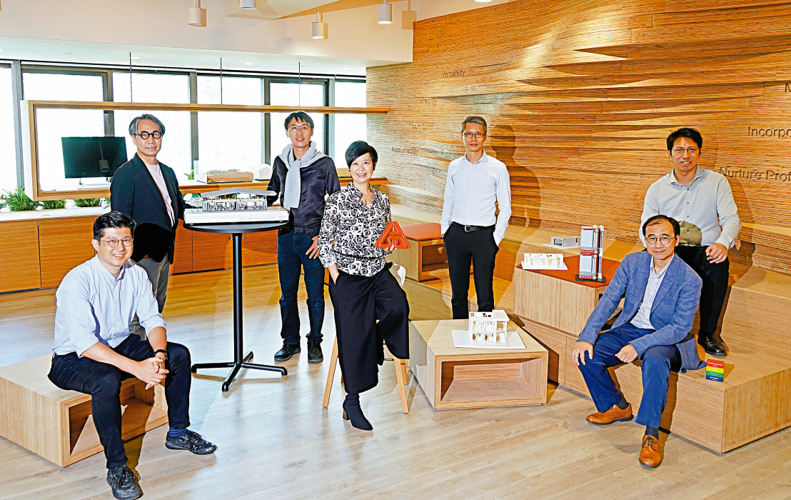 　　圖：建築署積極透過創新科技提升效率，創新建築小組隊伍亦不斷擴大。前排左至右：工程策劃總監李翹彥、建築署署長何永賢、總工程策劃經理馮子峯；後排左至右：高級建築師曾偉倫、建築師盧宜璋、高級工程策劃經理李震球、高級工程策劃經理越文鋒。\大公報記者梁堅攝