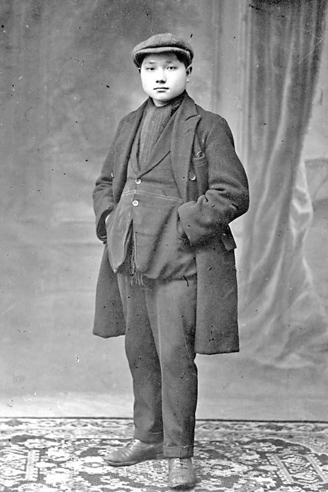 　　圖：鄧小平1920年在法國勤工儉學時期的留影。\新華社