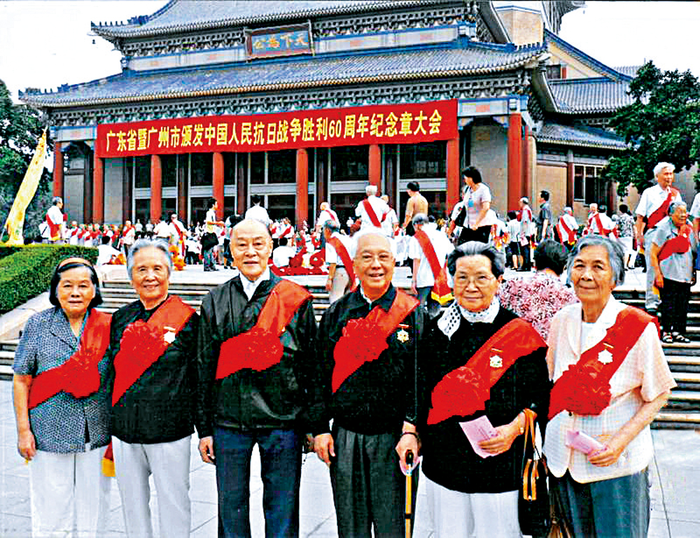 　　圖：2005年9月，楊奇先生（左三）與戰友們出席抗戰60周年紀念會。\資料圖片