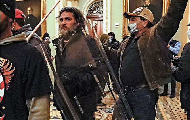 　　圖：1月6日，「驕傲男孩」等極右翼組織成員與美國國會大廈警察對峙。/美聯社