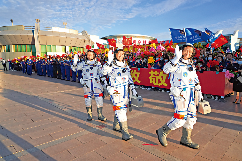　　圖：6月17日，神舟十二號航天員出征儀式在酒泉衛星發射中心舉行。這是航天員聶海勝（右）、劉伯明（中）和湯洪波在出征儀式上揮手。\新華社