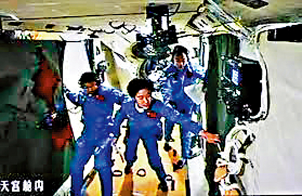 　　圖：神舟九號航天員在太空。\資料圖片