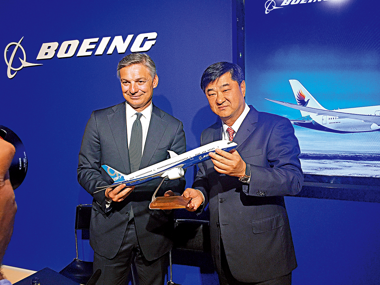 　　圖：東海航空董事長兼總裁黃楚標（右）與波音商用飛機總裁兼首席執行官Ray Conner合影。\受訪者供圖