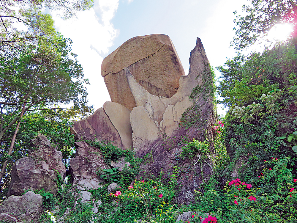 　　圖：位於海心公園的魚尾石，是從原址海心廟保留下來，巨岩仿如魚頭魚尾互峙，頗為壯觀。