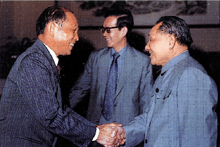 　　圖：鄧小平（前排右）多次會見霍英東（前排左）。/資料圖片
