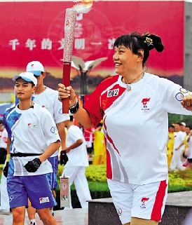 　　圖：鄭海霞（右）是中國女籃名宿。/資料圖片