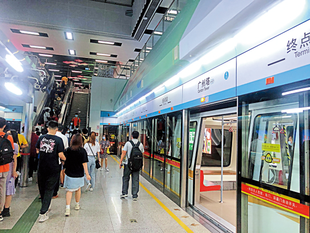 　　圖：圖為市民經廣州地鐵出行。\大公報方俊明攝