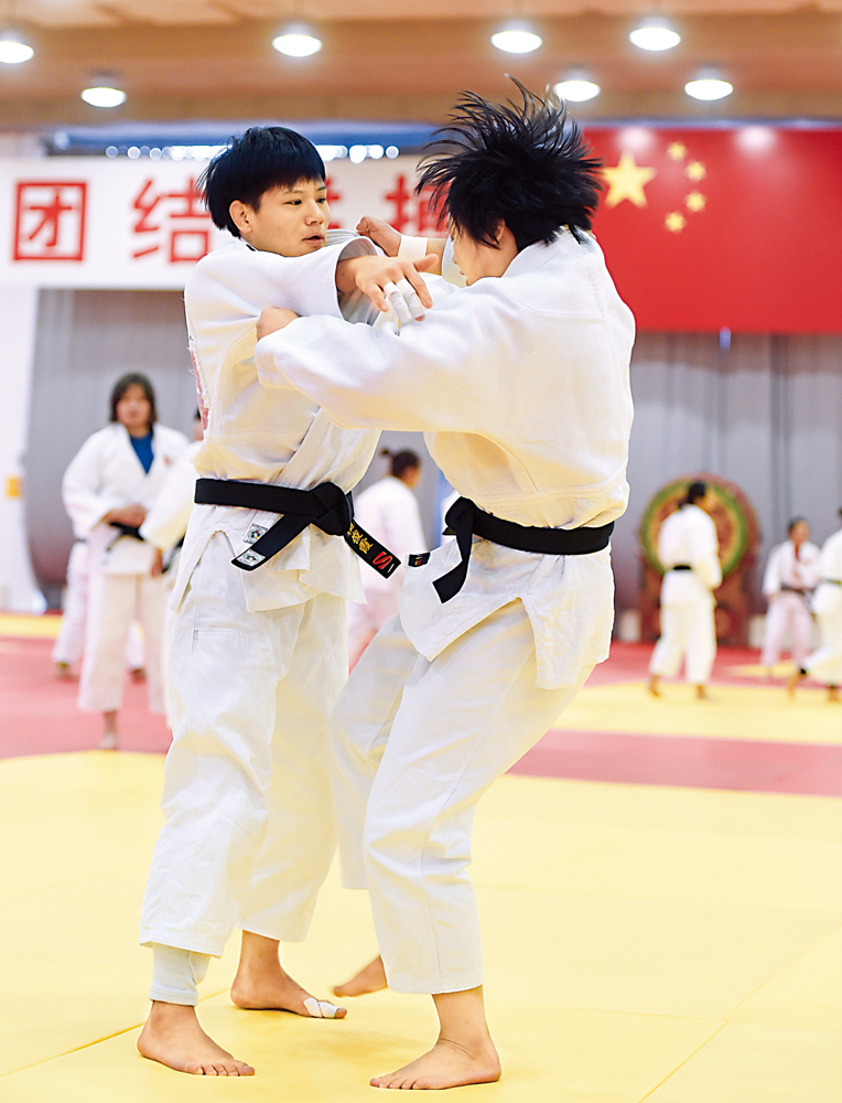 　　圖：中國柔道隊女將楊俊霞（左）獲得東京奧運入場券。\資料圖片