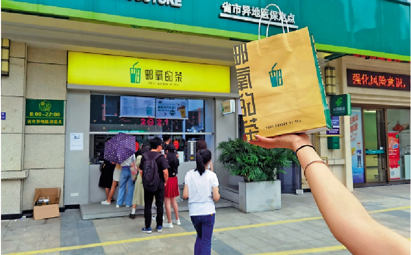 　　圖：福建福州，一間開在中郵大藥房一隅的「郵氧的茶」奶茶店近日在內地網絡上爆紅。\大公報記者何德花攝