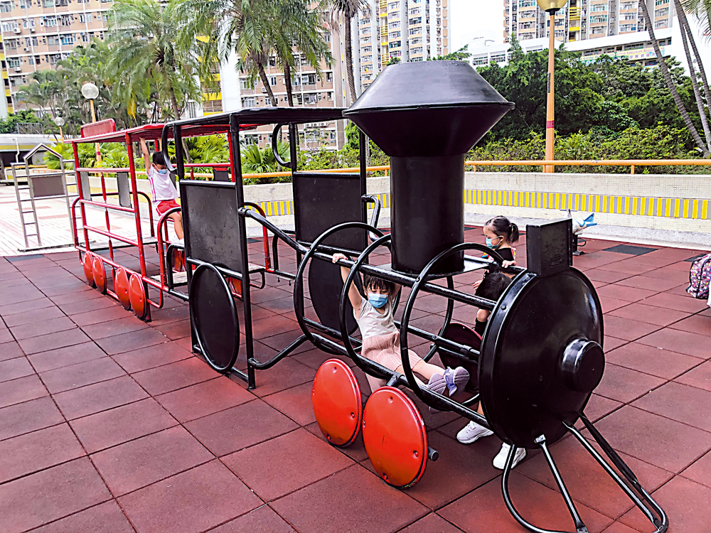 　　圖：位於青衣長安邨的紅黑色鐵架火車。