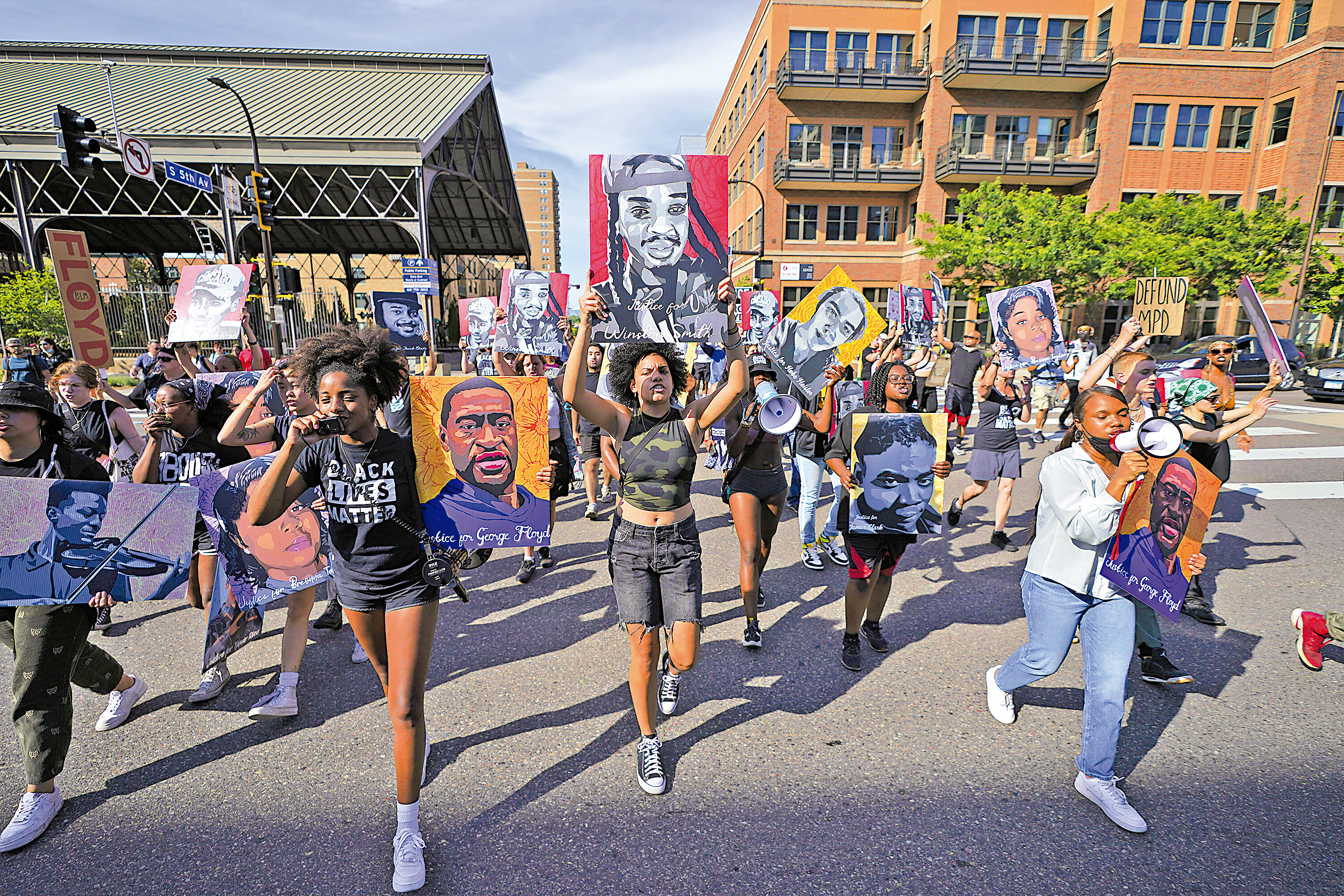 　　圖：白人警察肖萬判決結果25日宣布後，一眾示威者在明尼阿波利斯抗議。\美聯社