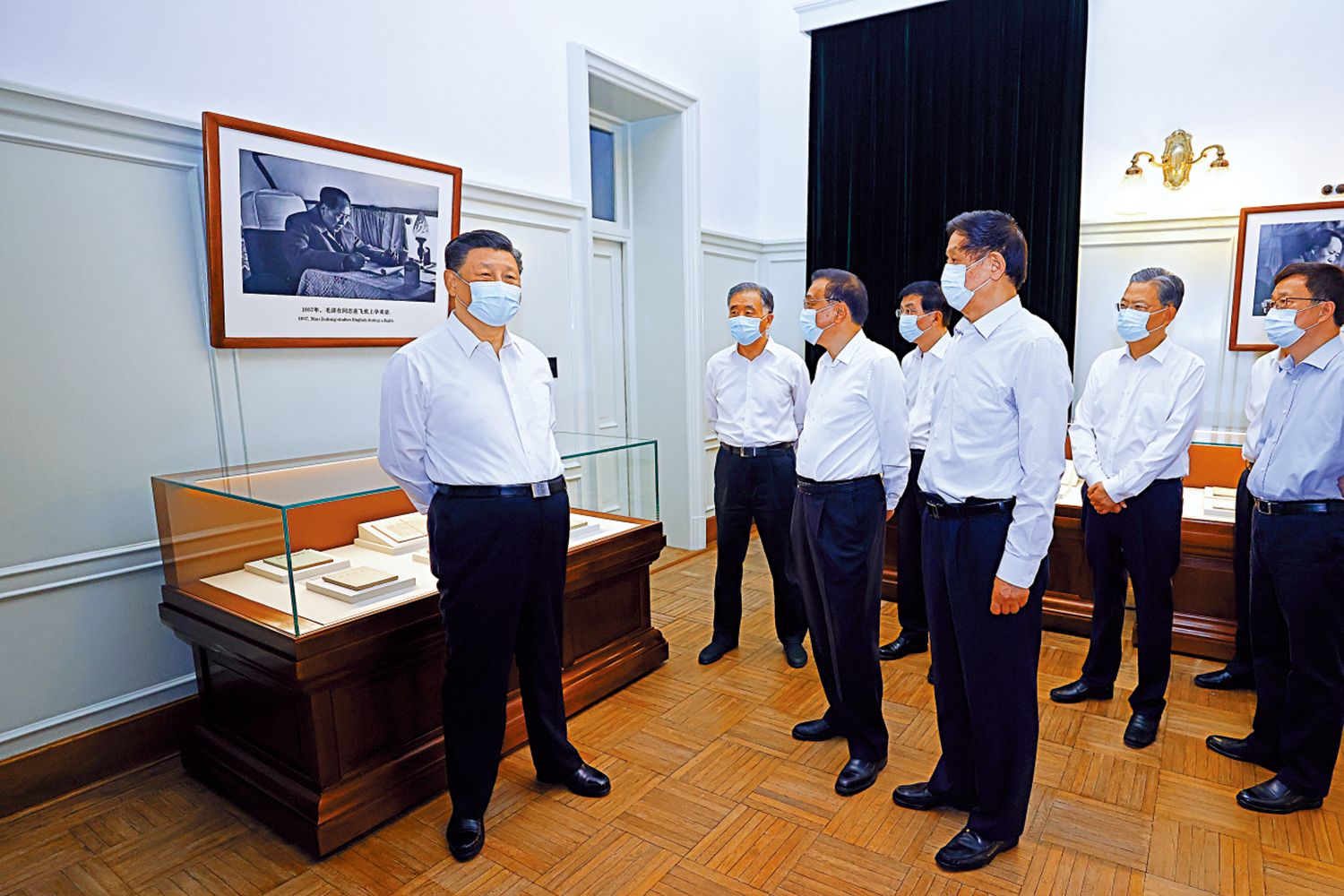 　　圖：習近平、李克強、栗戰書、汪洋、王滬寧、趙樂際、韓正等在中南海豐澤園參觀毛澤東故居。\新華社