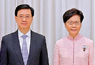 　　圖：行政長官林鄭月娥（右）今日赴京參加活動，她離港期間，政務司司長李家超（左）將署理行政長官職務。