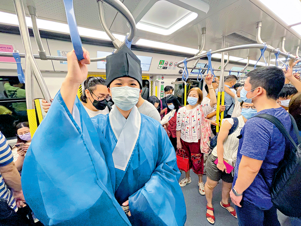 　　圖：余曉樺日常身着華服乘港鐵，認為可以吸引更多人關注華服背後的傳統文化。\受訪者供圖