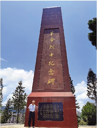 　　圖：鍾聲在大鵬革命烈士陵園的革命烈士紀念碑前留影。\大公報記者郭若溪攝