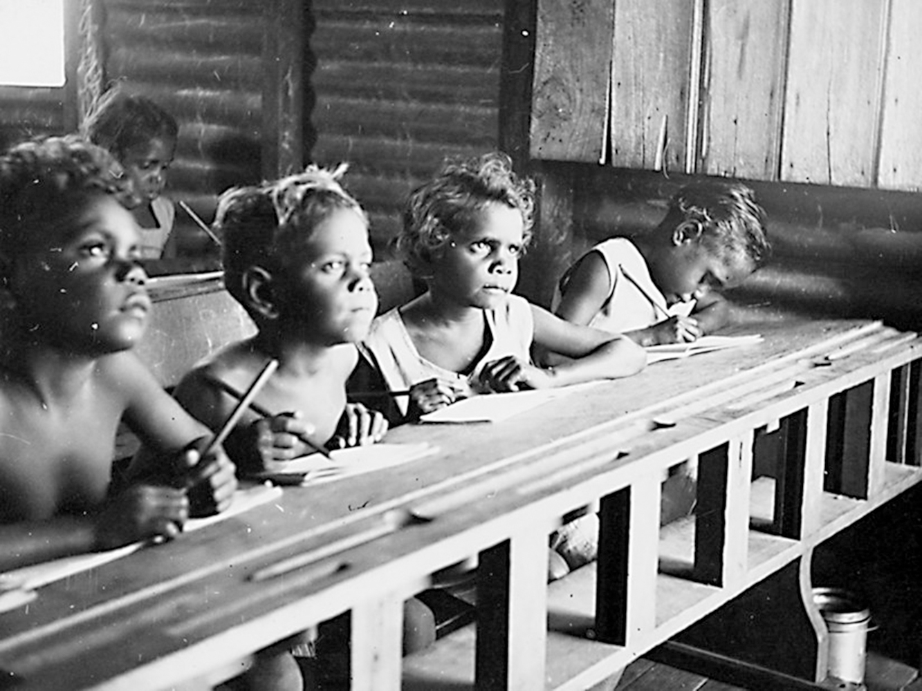 　　圖：為推行「白澳政策」，澳洲政府將約10萬名原住民兒童與家人分開。\網上圖片