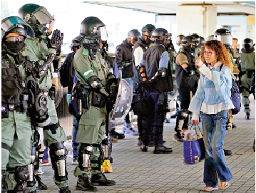 　　圖：警隊在平定暴亂、維護國安方面立下功勞，獲得激讚，多名警員獲得英勇勳章。