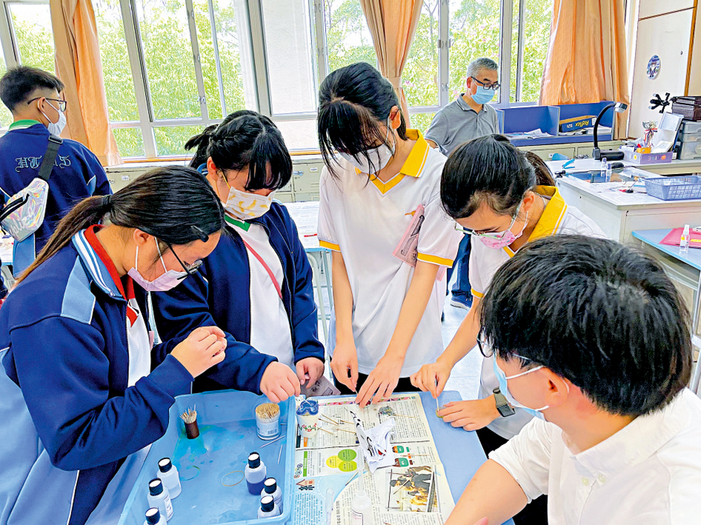 　　圖：天水圍香島中學昨日舉辦「跨科學習日」活動，慶祝香港回歸24周年。