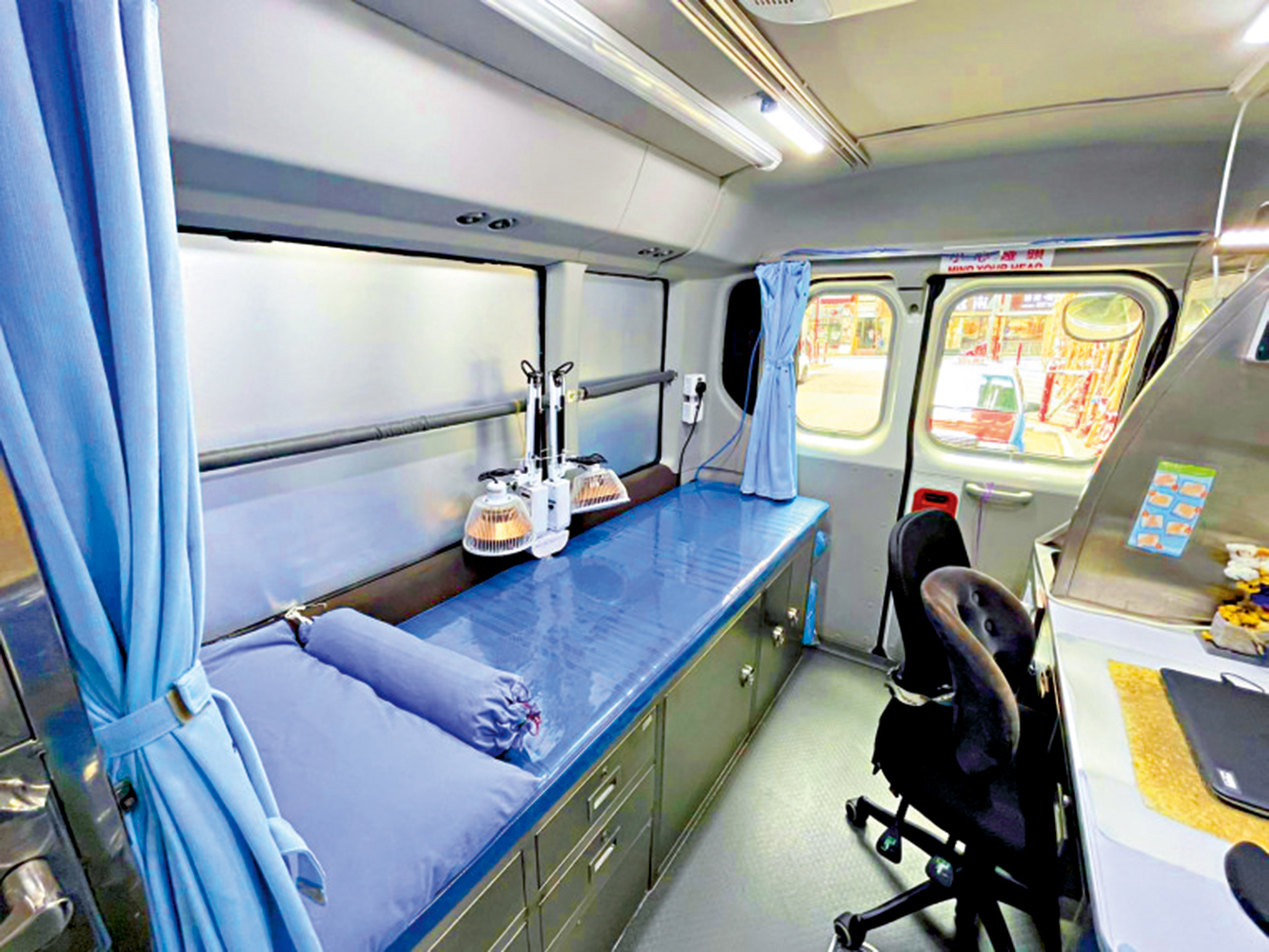 　　圖：流動醫療車會在各區服務，想戒煙的市民可預約進行中醫針灸治療。