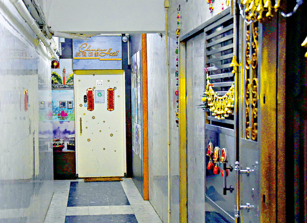 　　圖：涉案賓館位於尖沙咀，大公報記者昨日登門，賓館重門深鎖，無人應門。\大公報調查組攝