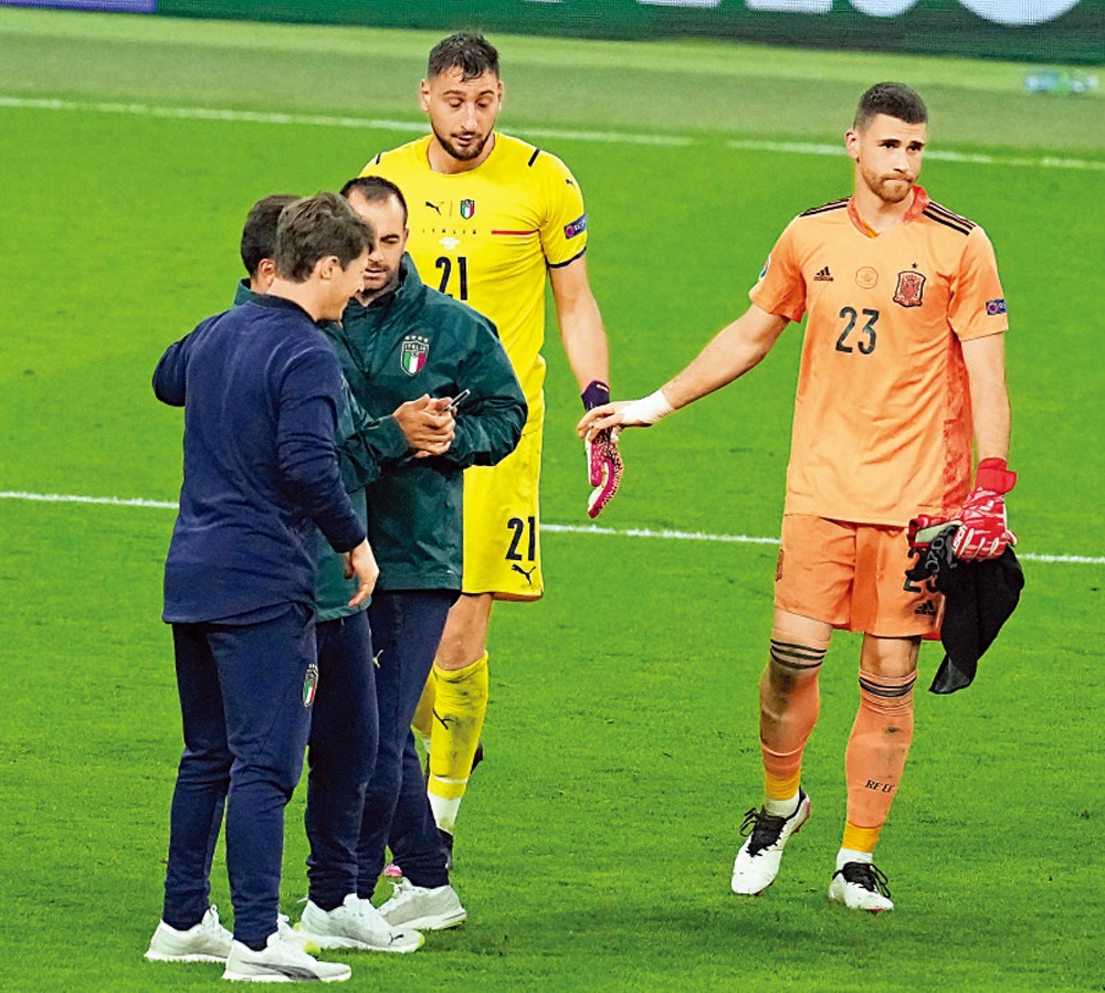 　　圖：西蒙（右）與當拿隆馬（右二）賽後惺惺相惜。\法新社