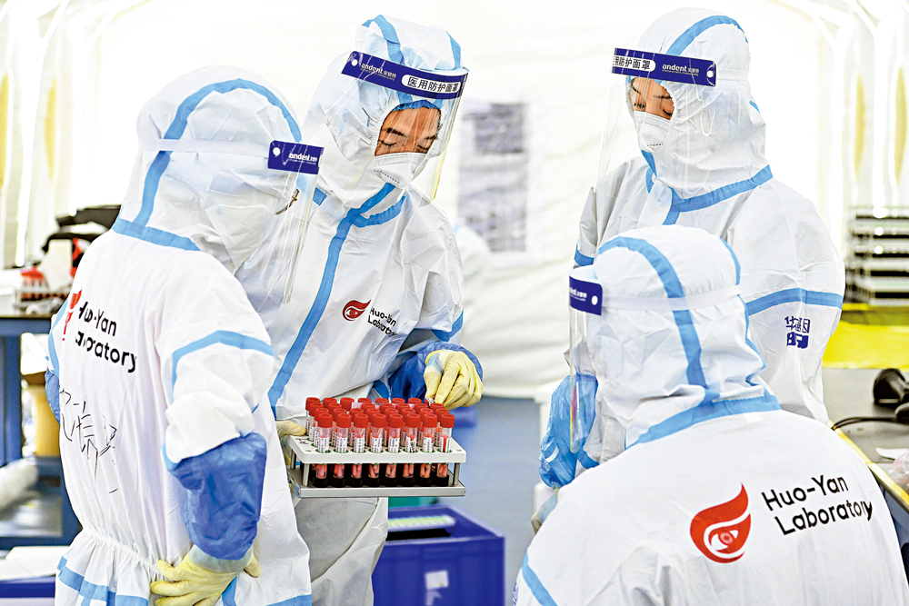 　　圖：6月7日，廣州市，工作人員在「火眼」實驗室內工作。\中新社