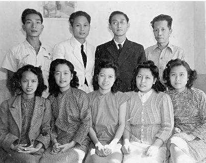 　　圖：創校時期的周校長、呂校長和老師們合照。