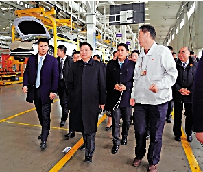 　　圖：1月8日，時任老撾總理通倫（中）在西安比亞迪生產車間參觀。\新華社