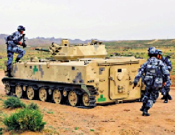 　　圖：空降兵準備進入處於運輸狀態、車身降低的03式空降兵戰車。