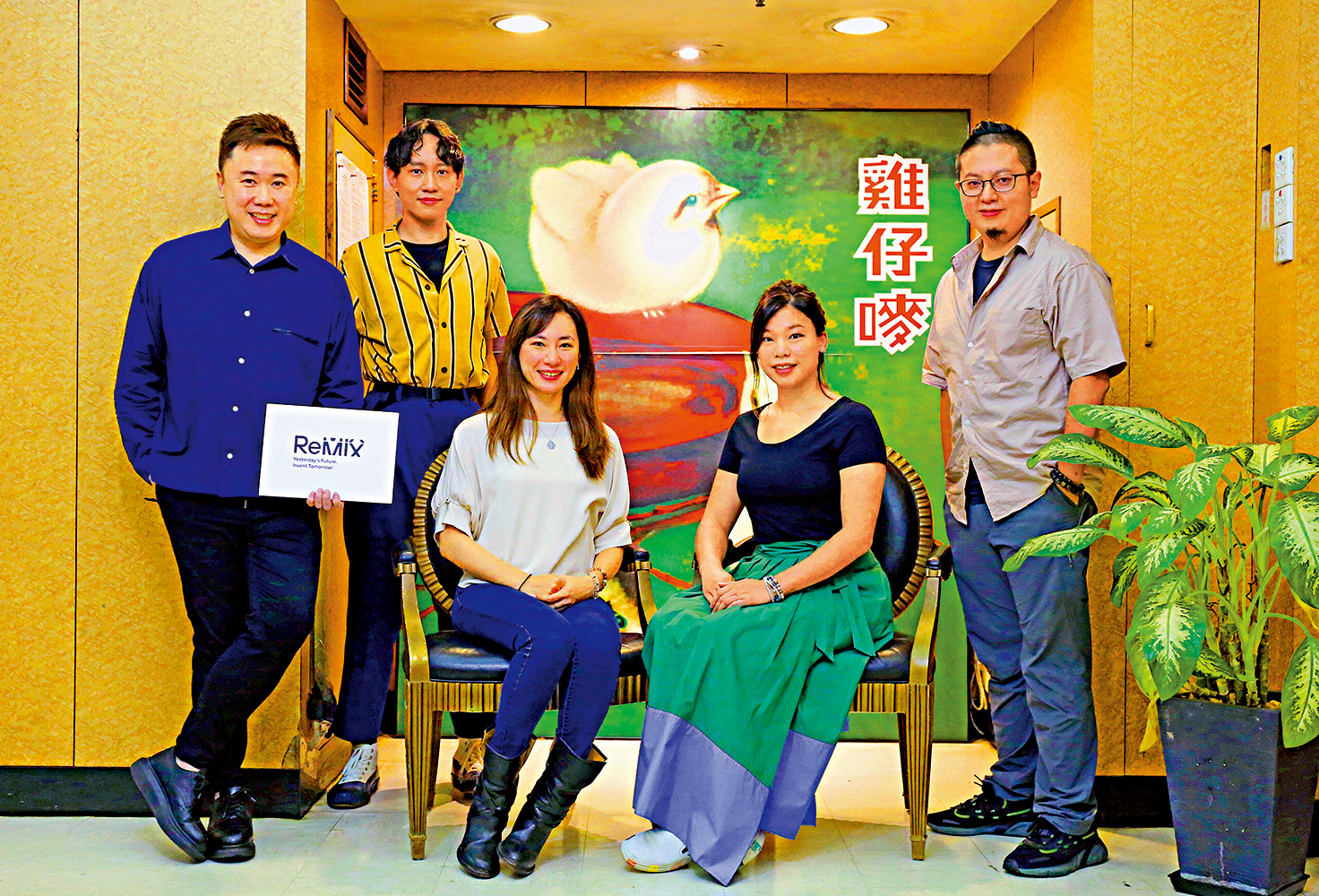 　　圖：設計團隊司徒力勤代表設計（左一），張滙希代表藝術（左二）及郭志雄代表科技（右一）與；雞仔嘜兩位總監譚天韻（左三）和譚天逸（左四）。\大公報攝