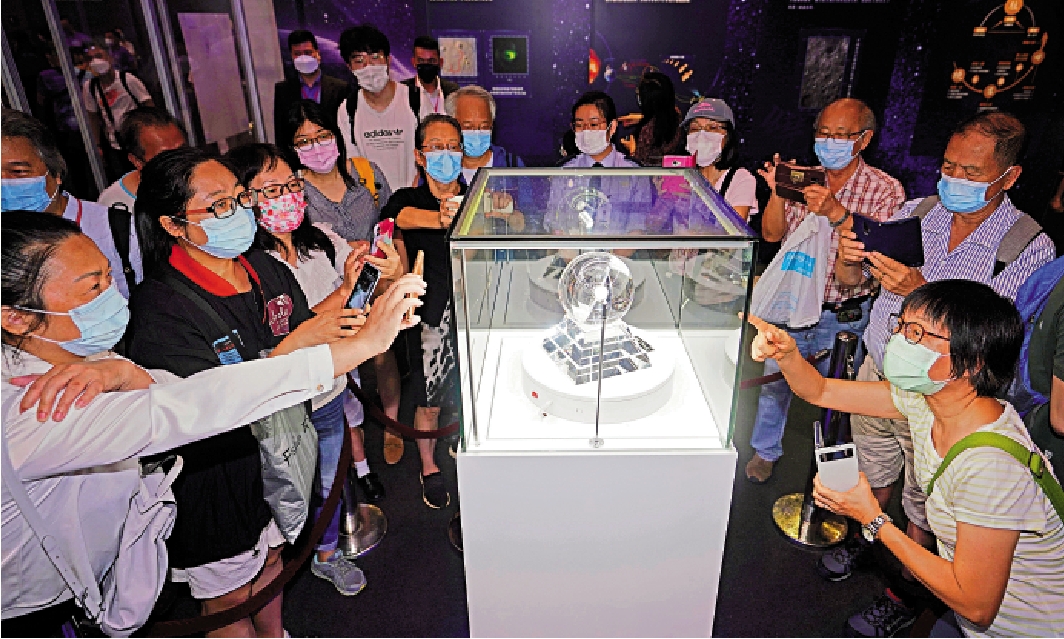 　　圖：7月7日，「時代精神耀香江」之百年中國科學家主題展繼續在香港會展中心舉行。圖為眾多市民參觀月壤。/中新社