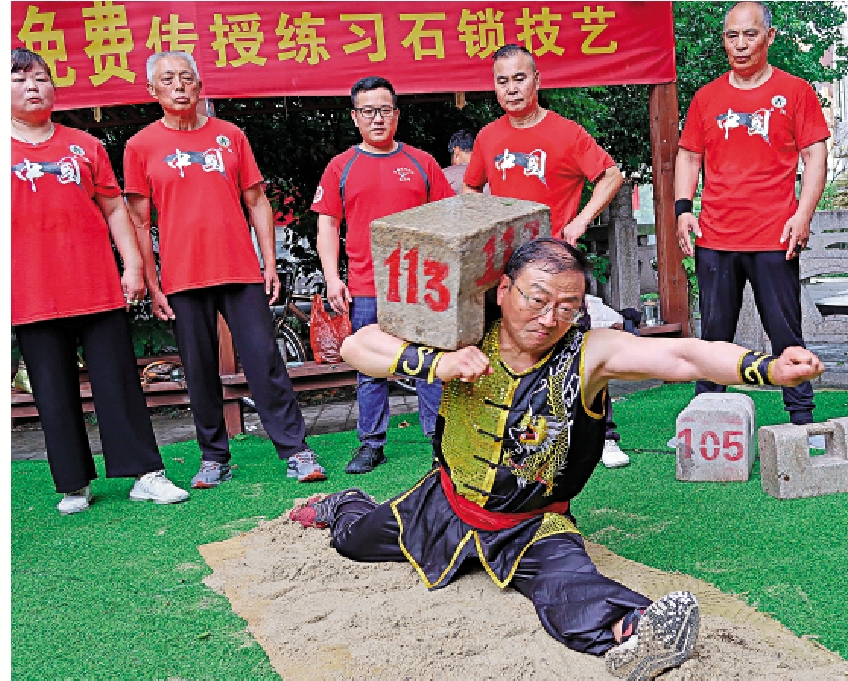 　　圖：王秉榮被譽為「石鎖王」。圖為他表演自創石鎖絕活「駕鷹劈叉」。\大公報記者陳旻攝