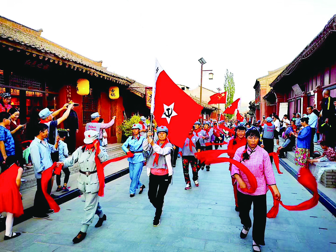 　　圖：哈達鋪紅軍一條街內上演的實景劇受到遊客熱捧/受訪者供圖