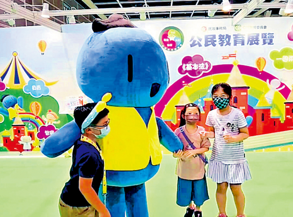 　　圖：吉祥物小泥子現身推廣公民教育，吸引小朋友爭相合照。