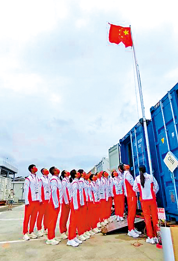 　　圖：中國帆船帆板隊昨早在東京江之島碼頭出席升旗儀式。\中國帆船帆板協會圖片