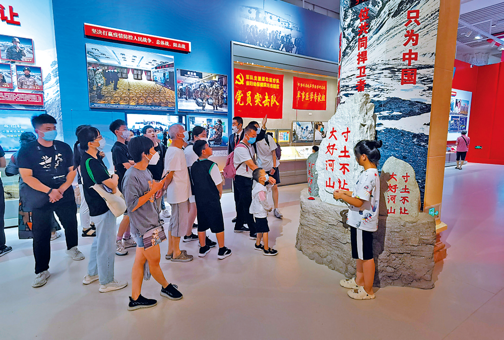 　　圖：7月14日，參觀者們在軍博館刻有「大好河山 寸土不讓」的石碑前駐足緬懷英烈。\大公報記者葛沖攝