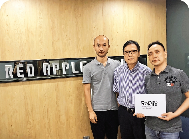 　　圖：左起：一方創辦人馬屹巍、紅蘋果創辦人林南臻及其子林維宏，希望透過合作製造出個性化傢具。