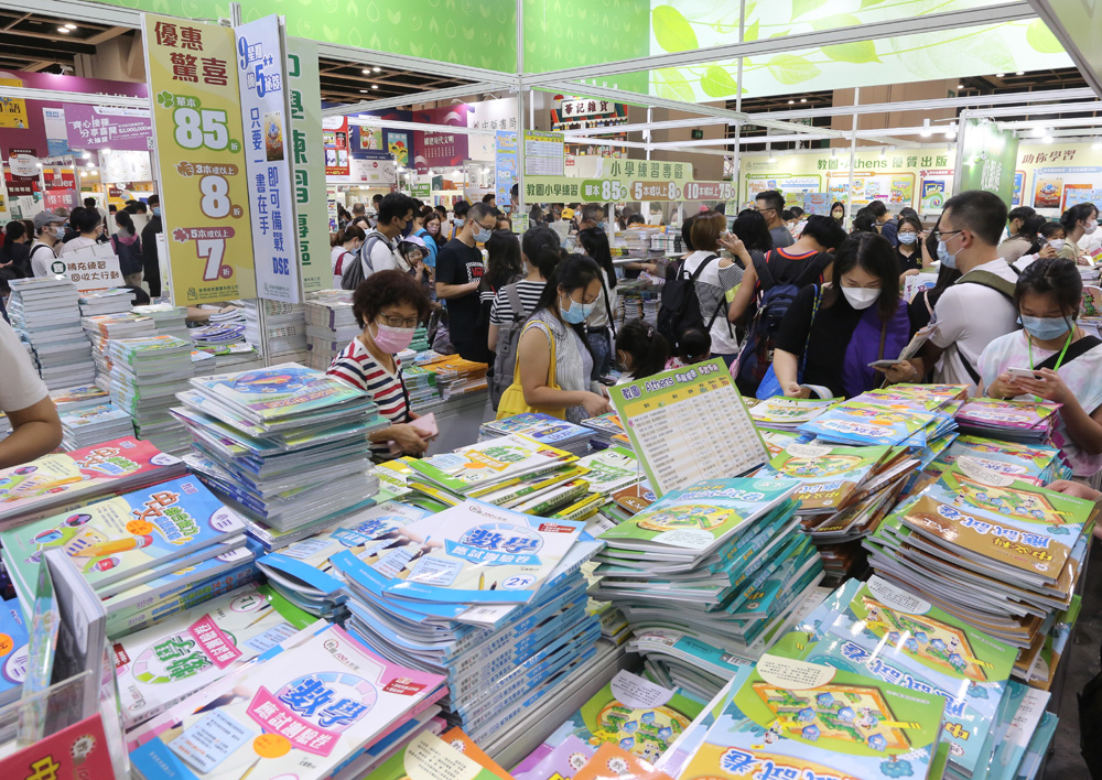 　　圖：雖然昨日大雨連綿，但無阻市民的購書熱情。\大公報記者凱楊攝