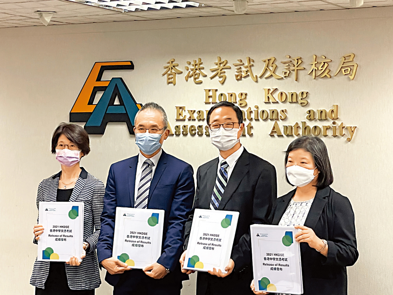 　　圖：考評局秘書長魏向東（右二）及公開考試總監麥勁生（左二），介紹今屆文憑試考生的成績表現。\大公報記者葉心弦攝