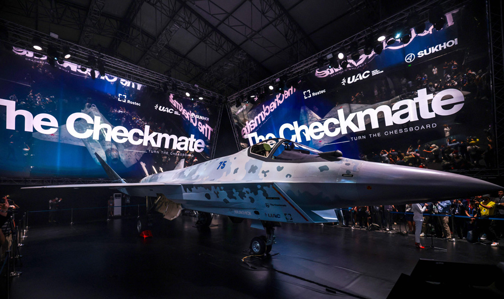 　　圖：俄第五代戰鬥機Checkmate原型機20日亮相莫斯科航展。\法新社