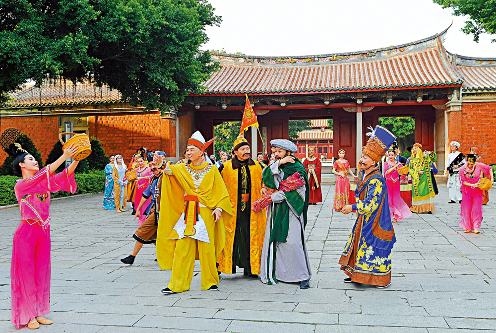 　　圖：7月25日，在泉州府文廟，泉州市閩南民間歌舞傳承中心的工作人員在表演歌舞《宋元泉州》。\新華社