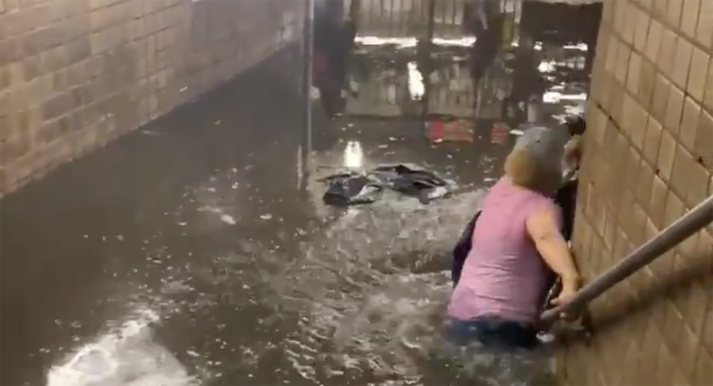 　　圖：紐約地鐵本月遭遇水浸。\視頻截圖